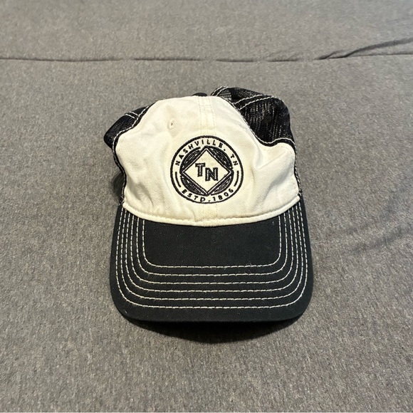 SnapBack Mesh Black & White Nashville Tennessee - Sz Fits All - Picture 1 of 6